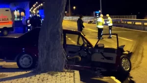 BARİYELLERE ÇARPAN OTOMOBİL:1 ÖLÜ 1 YARALI