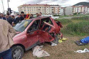 KAVŞAKTA İKİ OTOMOBİL ÇARPIŞTI:2 AĞIR YARALI