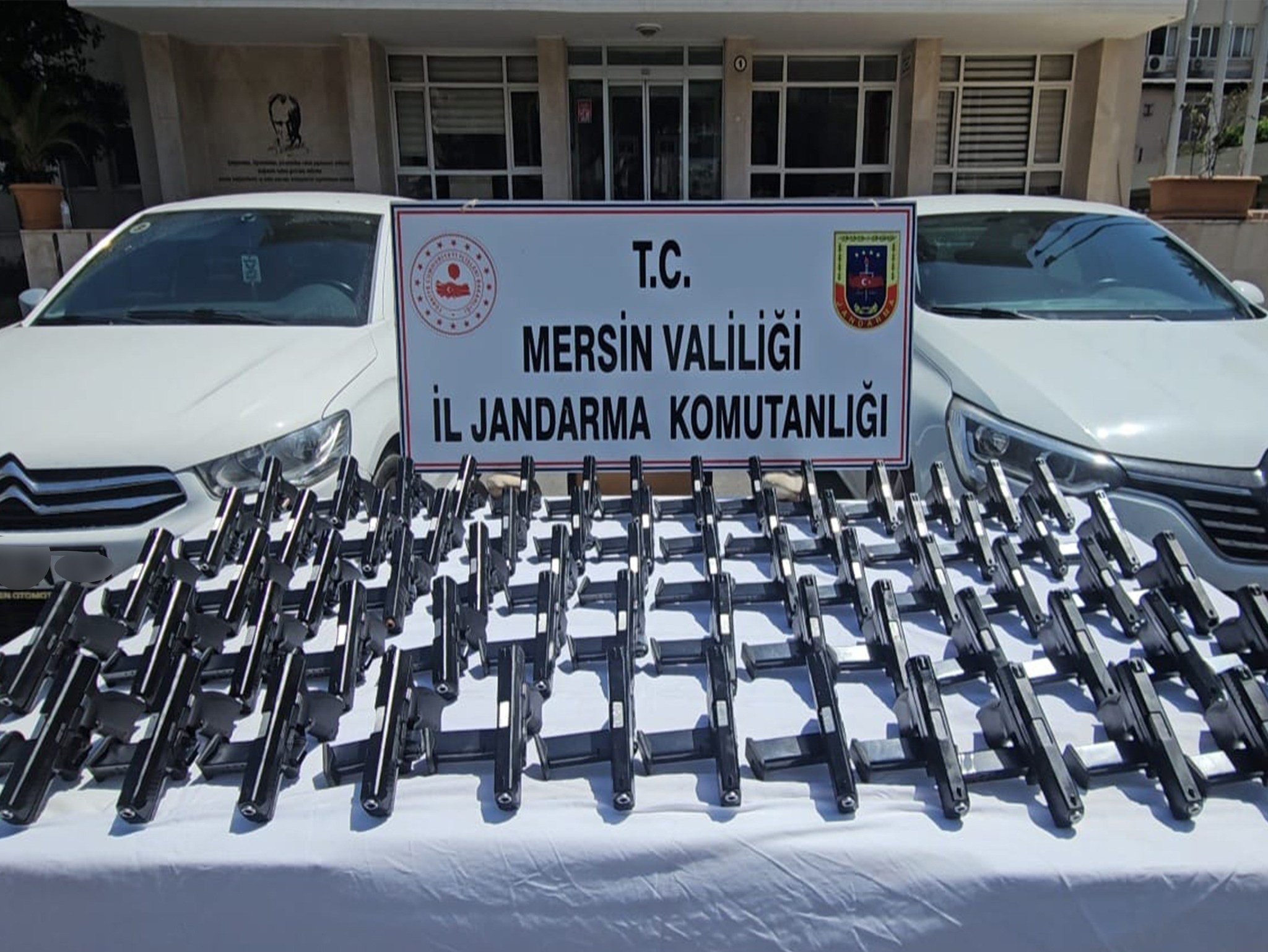 Mersin’de 70 Ruhsatsız Tabanca Ele Geçirildi.