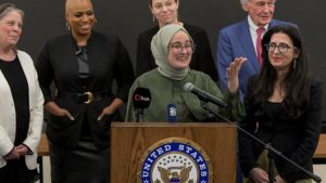 Amerika’da protesto eden öğrenci Rümeysa Öztürk serbest bırakıldı aynı günlerde Türkiye’de protesto hakkını kullanan öğrenciler hala cezaevinde