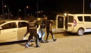 BAYBURT’TA 5 DÜZENSİZ GÖÇMEN YAKALANDI
