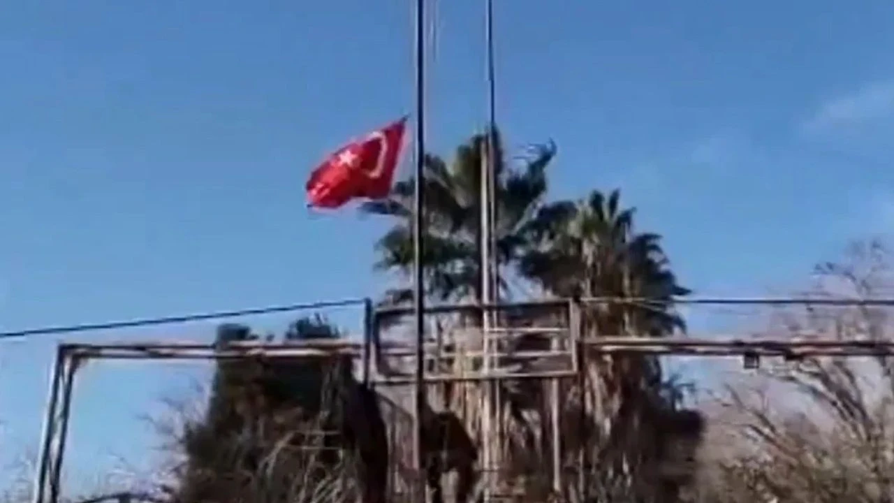 Türk Bayrağına Terör Örgütü Sempatizanlarından Çirkin Saldırı !
