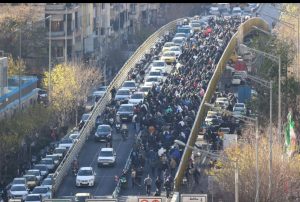 İRAN’DA SOKAK GÖSTERİLERİ HAFTALARDIR SÜRÜYOR !