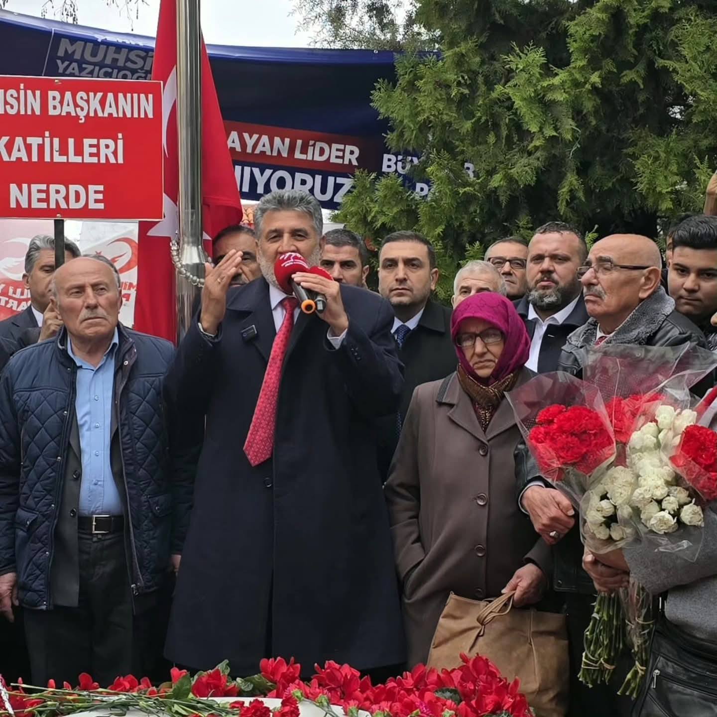 Milli Yol Partisi Genel Başkanı Remzi Çayır Ve Partililer Muhsin Yazıcıoğlu’nu Vefatının Yıl Dönümünde Kabri Başında Andı.