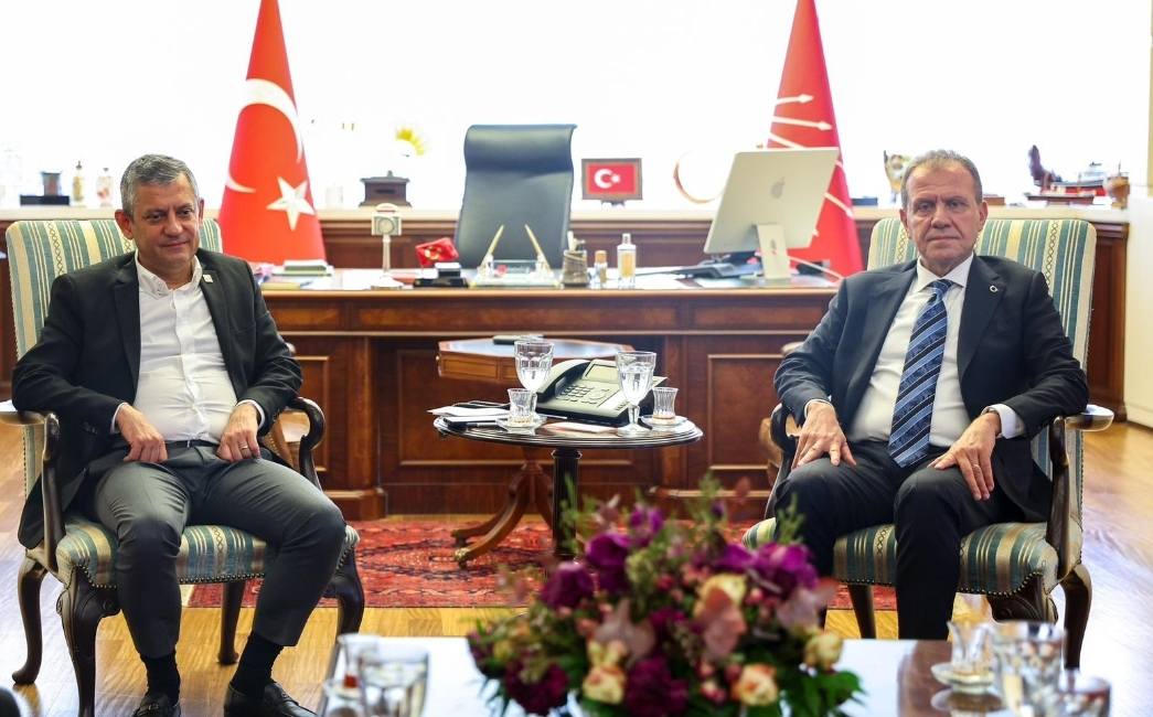Mersin Büyükşehir Belediye Başkanı Vahap Seçer, Cumhuriyet Halk Partisi (CHP) Genel Merkezi’nde, Genel Başkan Özgür Özel Ve Partisinin Büyükşehir Belediye Başkanları İle Bir Araya Geldi.