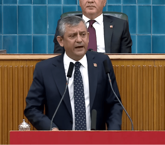 Özgür Özel İstifa Etti: YENİ Parti’nin Kuruluş Dilekçesini İmzaladı.
