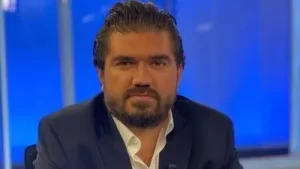 Muhalif gazetecilerin avukatlarının ve kendisinin haberi olmadan Şafak vakti gözaltına alınırken Rasim Ozan Kütahyalı için gözaltı kararı alındı