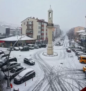 HAFTA SONU YAĞAN KAR KENTİ BEYAZA BÜRÜDÜ