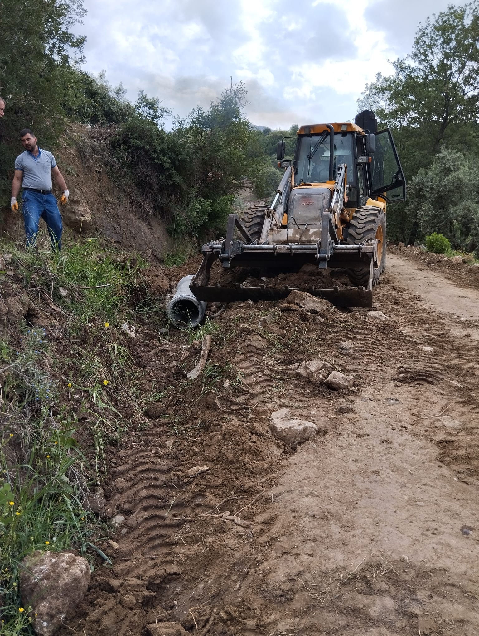 ÇAMLIYAYLA BELEDİYESİ’NDEN SARIKAVAK MAHALLESİ SAKLI CENNET’TE YOL BAKIM ÇALIŞMASI