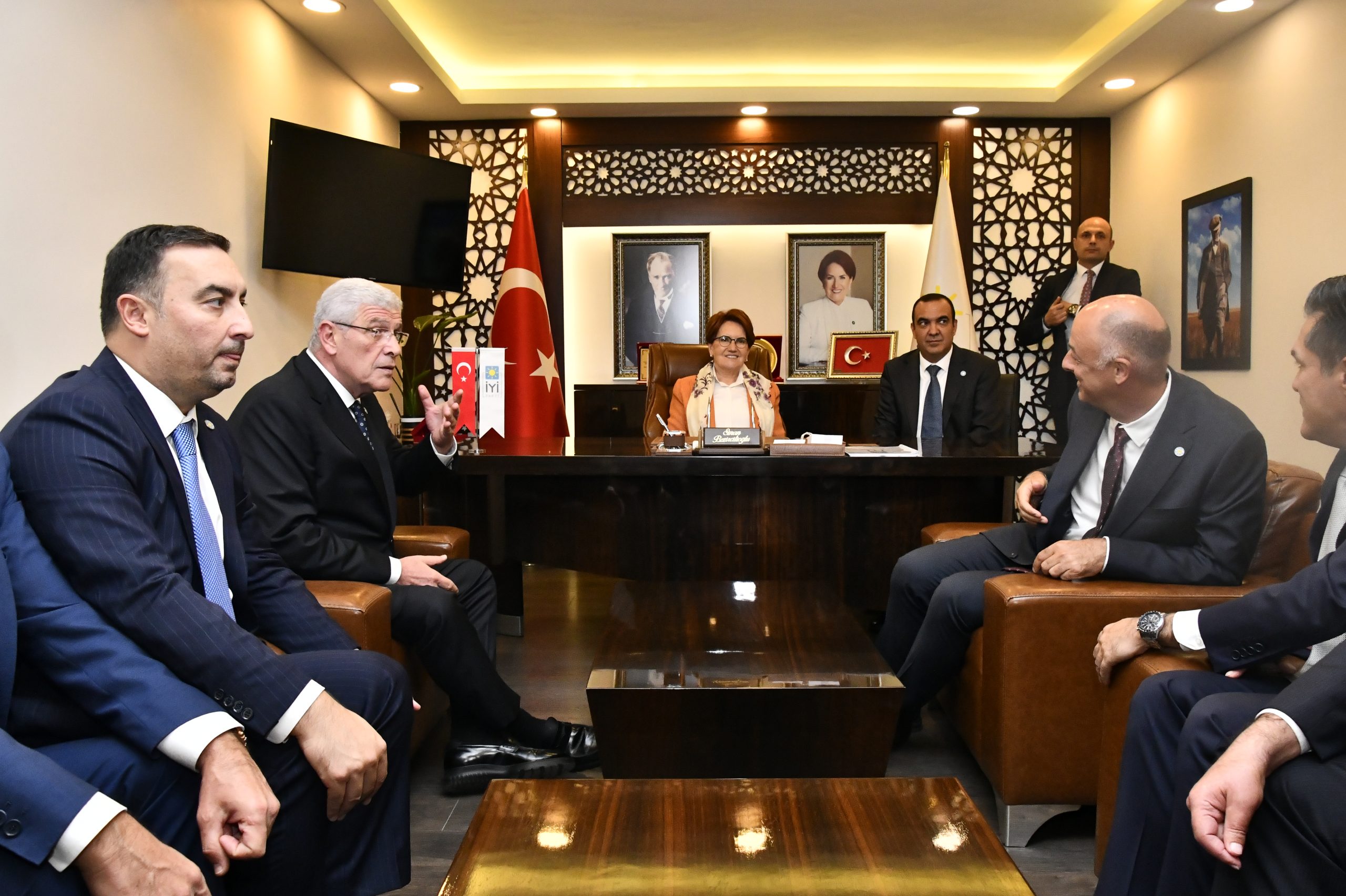İyi Parti Genel Başkanı Meral Akşener, İzmir İl Başkanlığı’nı Ve Zübeyde Hanım Anıt Mezar’ını Ziyaret Etti.