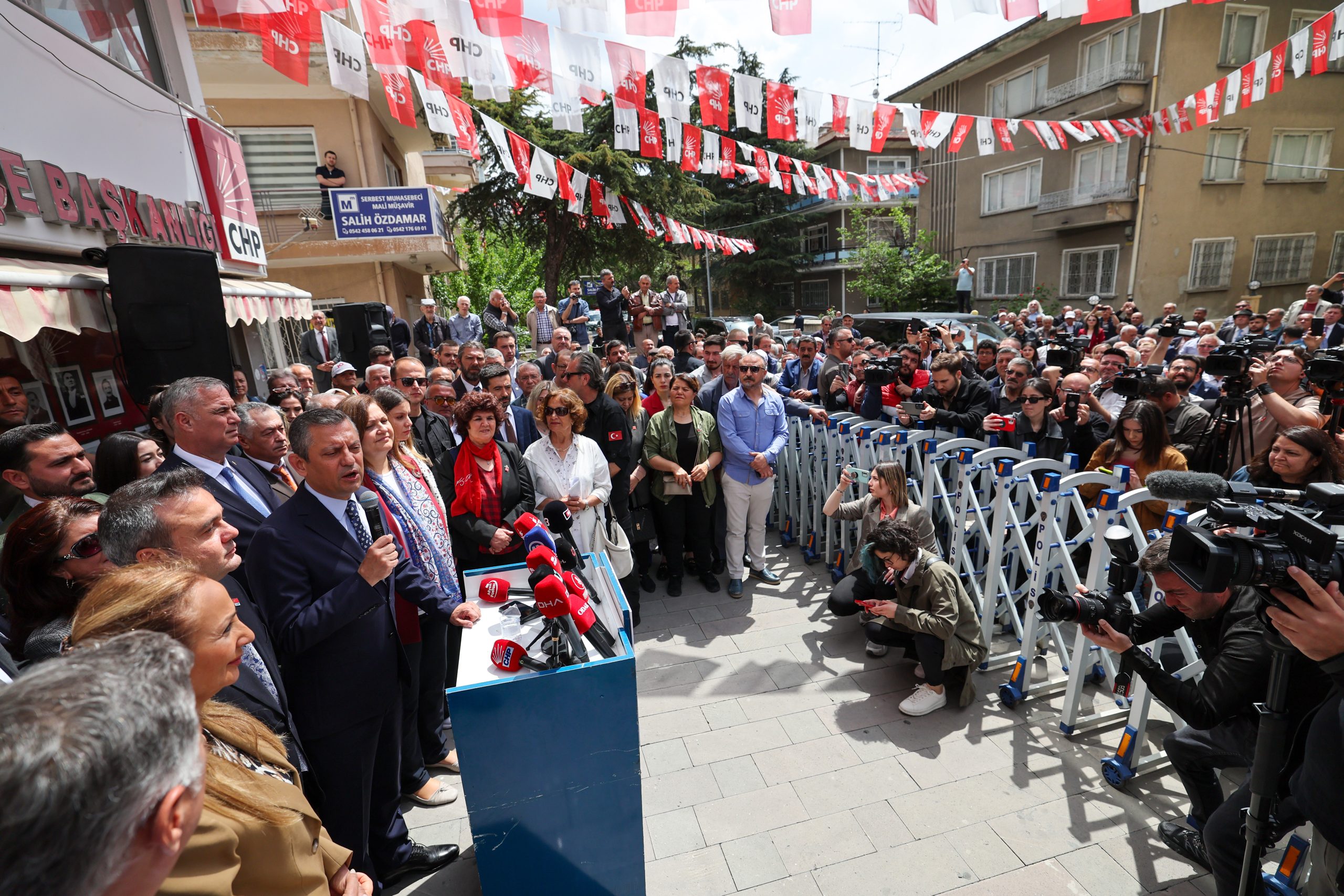 CHP Genel Başkanı Özgür Özel Afyonkarahisar’da Konuştu: ‘Belediyeleri Eşe, Dosta İş Sağlamak İçin Kazanmadık’