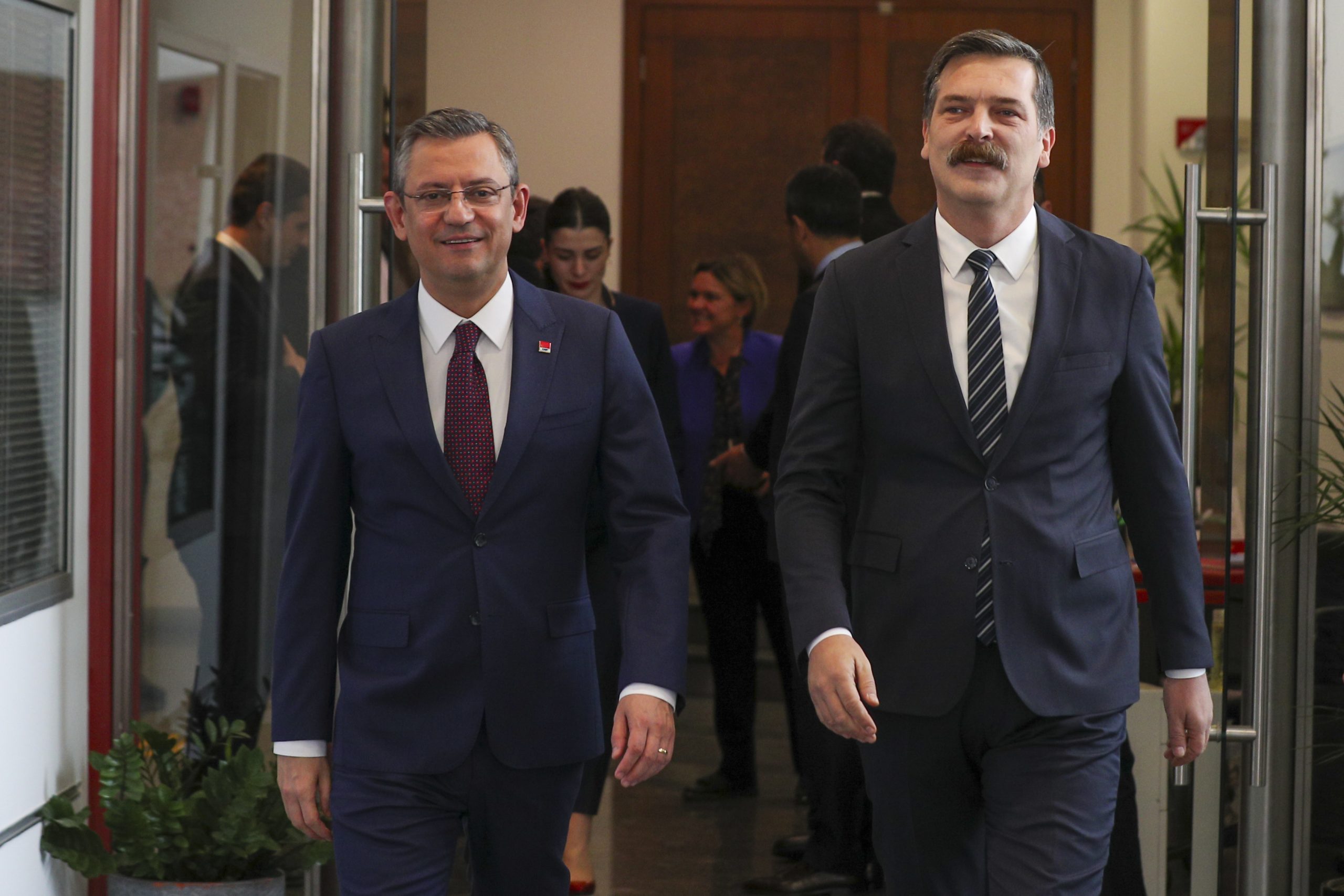 CHP GENEL BAŞKANI ÖZGÜR ÖZEL, TİP GENEL BAŞKANI ERKAN BAŞ İLE BİR ARAYA GELDİ