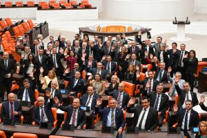 CHP GENEL BAŞKANI ÖZEL;” Yurttaşları direnmeye çağırıyorum, darbeleri halk bastırır”Dedi
