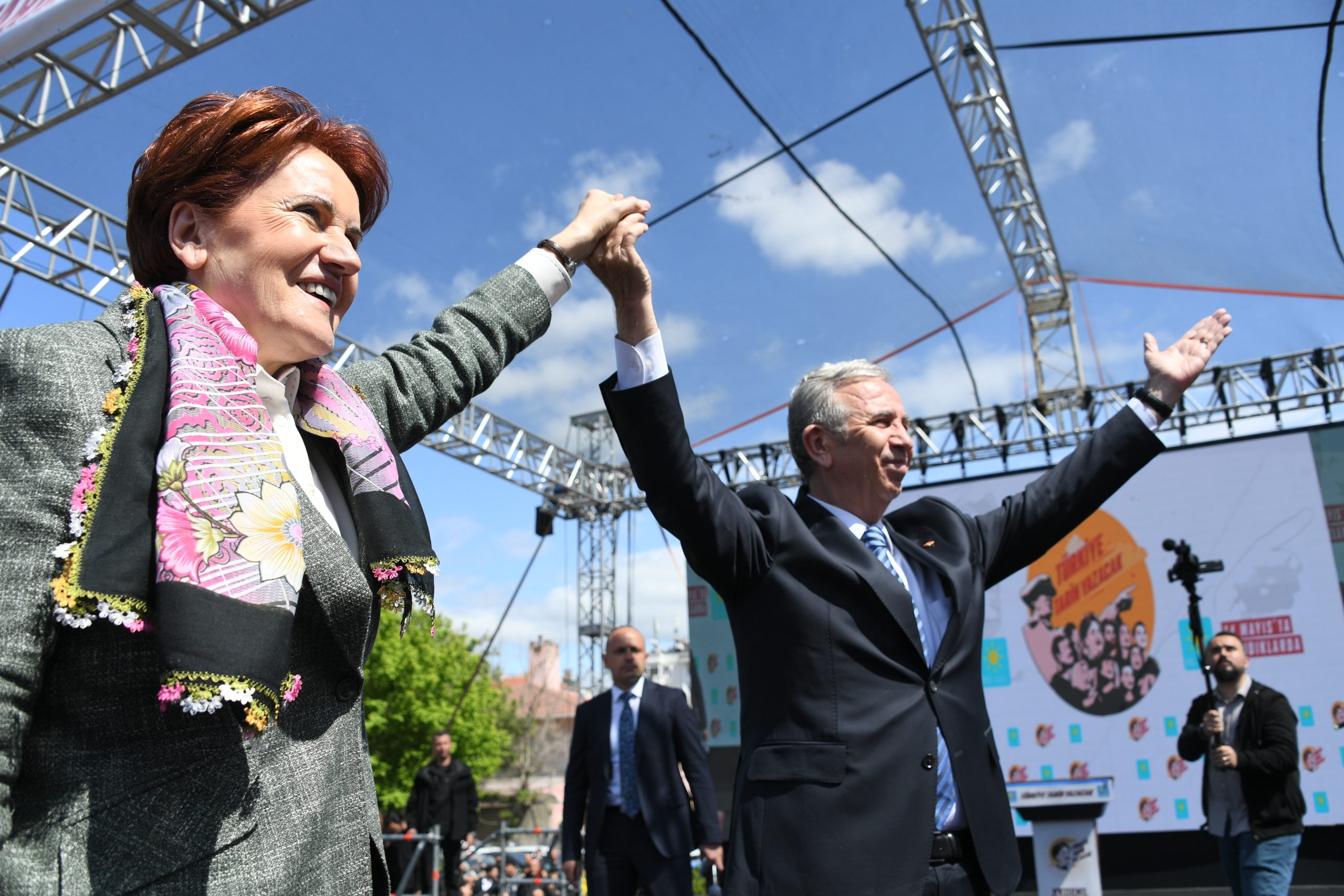 İYİ PARTİ GENEL BAŞKANI MERAL AKŞENER;   ’BU SÜPÜRGELERİN UCUYLA HAYIRLISIYLA SÜPÜRECEĞİZ’’