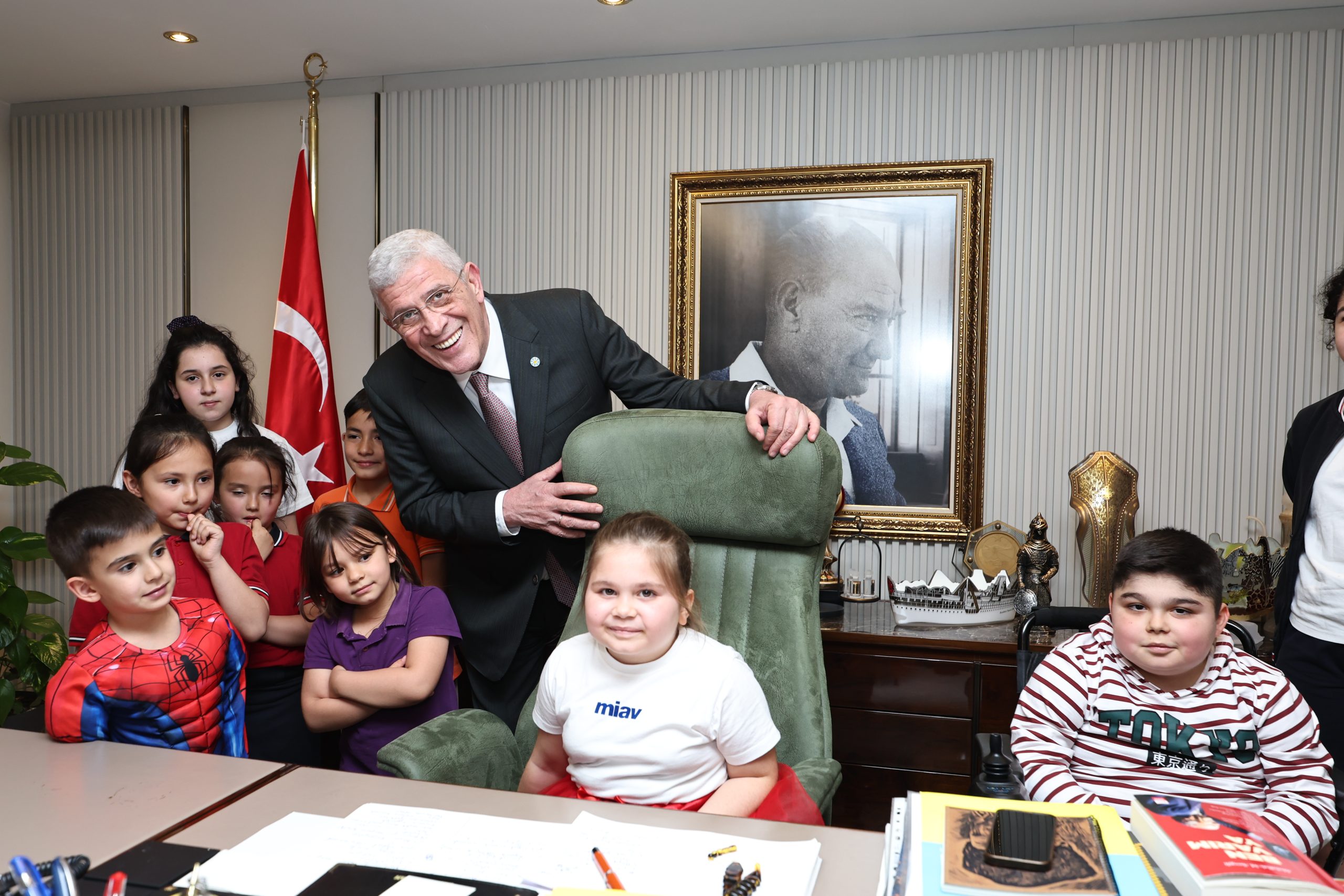 İyi Parti Genel Başkanı Müsavat Dervişoğlu Koltuğu Çocuklara Bıraktı.
