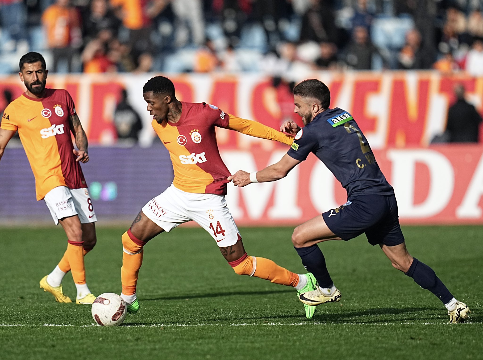 Aslan Öldü Öldü Dirildi.