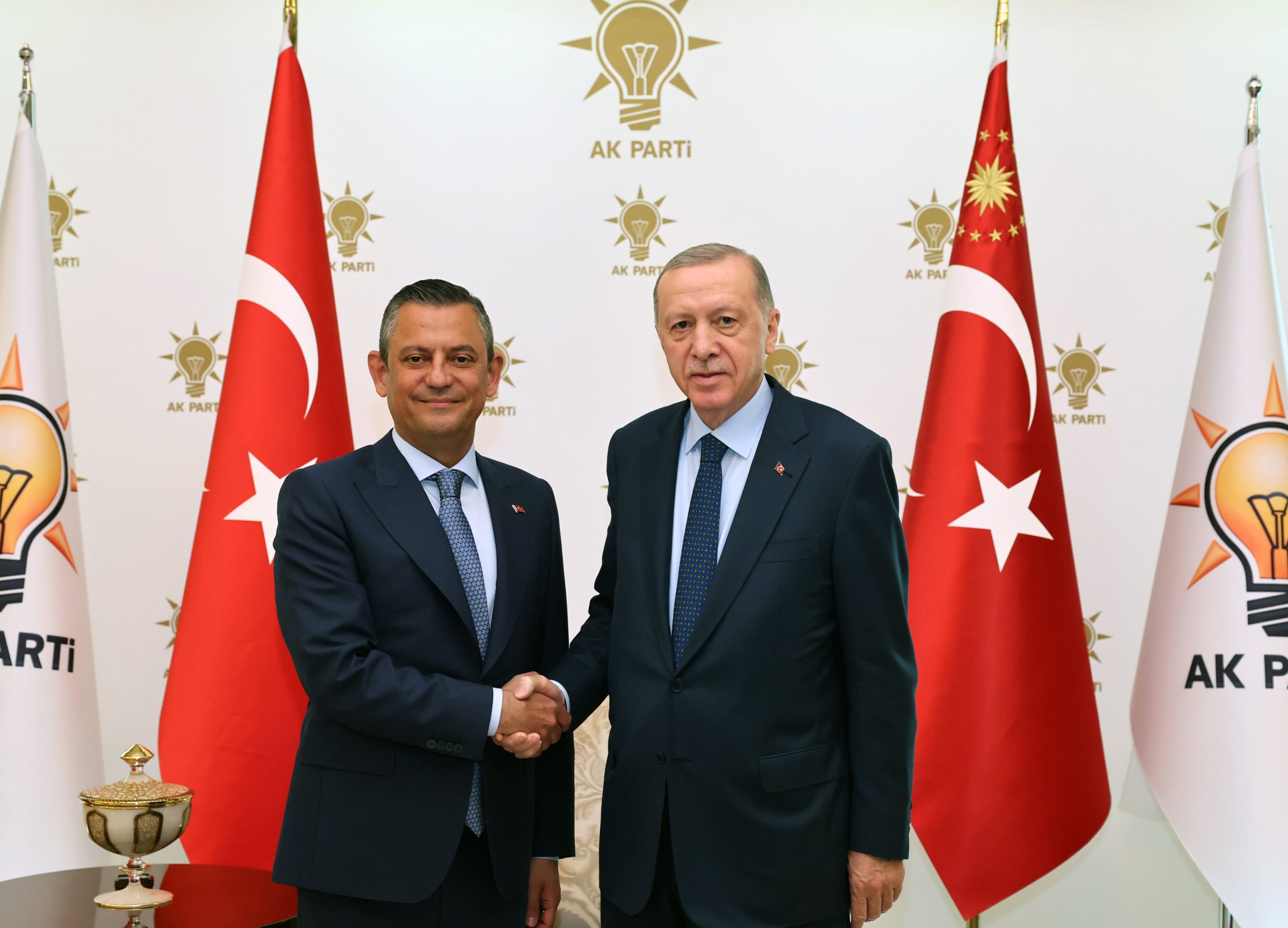 CHP Genel Başkanı Özgür Özel, Cumhurbaşkanı Erdoğan Görüşmek İçin  AKP Genel Merkezi’nde.