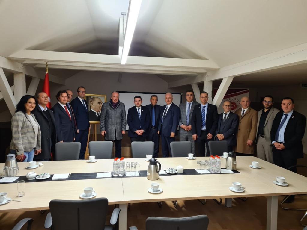 DEVE DİŞİ GİBİ BAKANLAR VARDI ŞİMDİ BAKANLARIN ADINI BİLEN YOK