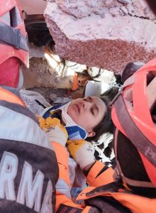 248’inci saatte mucize kurtuluş: Genç kız sağ çıkarıldı