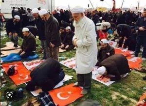“BAYRAK’MI, SECCADE’Mİ AYAK ALTINA KONUR”