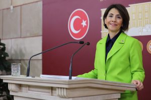 İLERİ YAŞ KADINLAR, DAHA YALNIZ, DAHA YOKSUN, DAHA YOKSUL, DAHA EĞİTİMSİZ VE YATILI KURUMLARDAN DAHA AZ YARARLANABİLİYOR