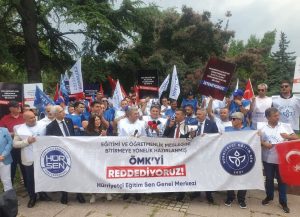 HÜR ÖGRETMENLER BU GÜN ALANLARDAN SESLERİNİ ‘TEKİN OLMAYAN BAKAN İSTİFA’ DİYE YÜKSELTİLER