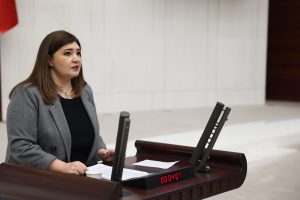 TÜRKİYE TABELASI ÜZERİNDE “DİKKAT ÖLÜM VAR” ALGISI