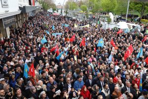 Meral Akşener ve Mansur Yavaş Konyada yoğun ilgi gördü Alana sığmayan Konyalılar Aladdin  parkından konuşmayı izledi Konya’nın birkaç basını gerçeği görmezden gelip yalan başlıkla algı yaratma telaşına  düştü