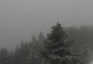 Kartepe’nin zirvesinde beklenen kar yağışı başladı.