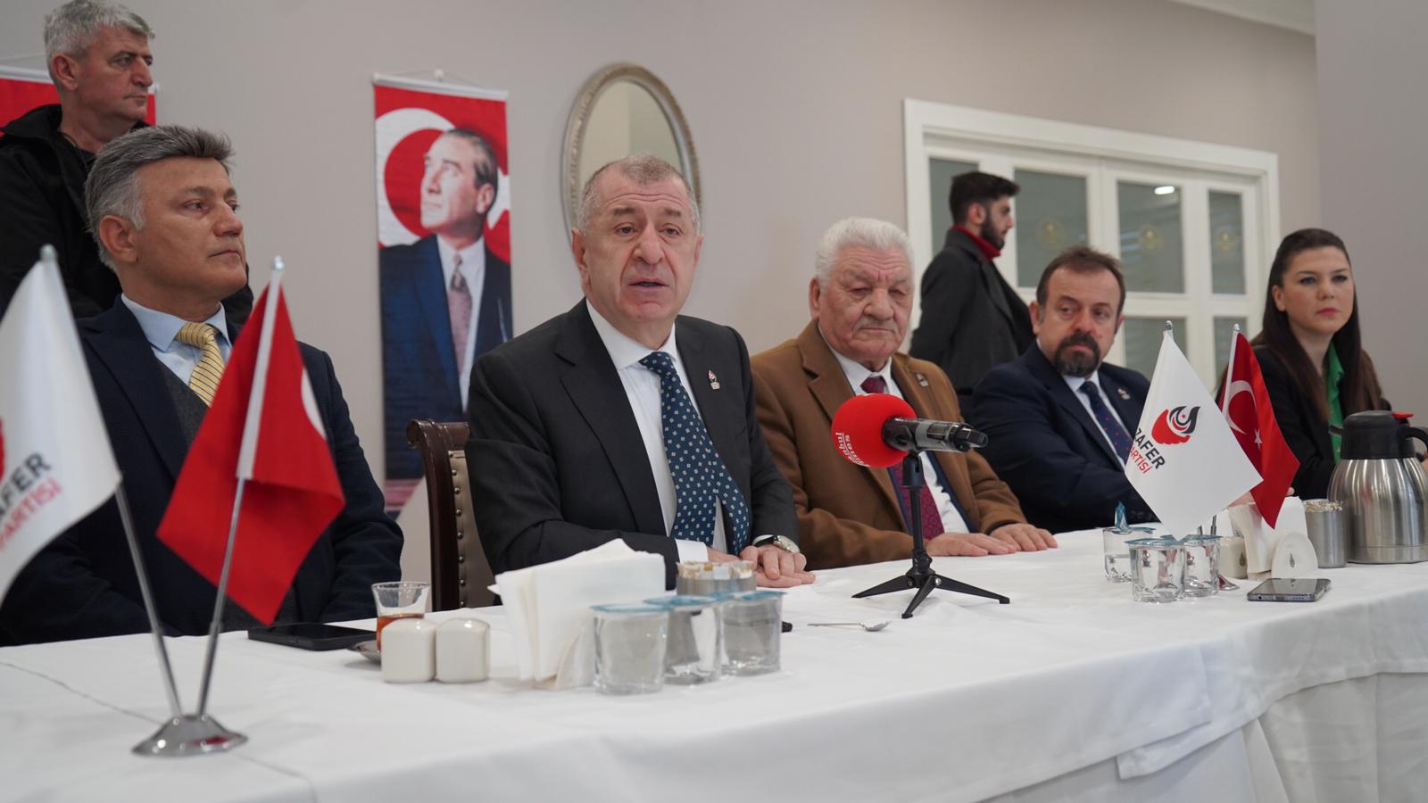 Zafer Partisi Genel Başkanı Prof. Dr. Ümit Özdağ, Zeytinburnu’nda Vatandaşlarla Bir Araya Geldi.