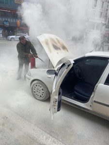 Ereğli’de hareket halindeki araç alev alev yandı