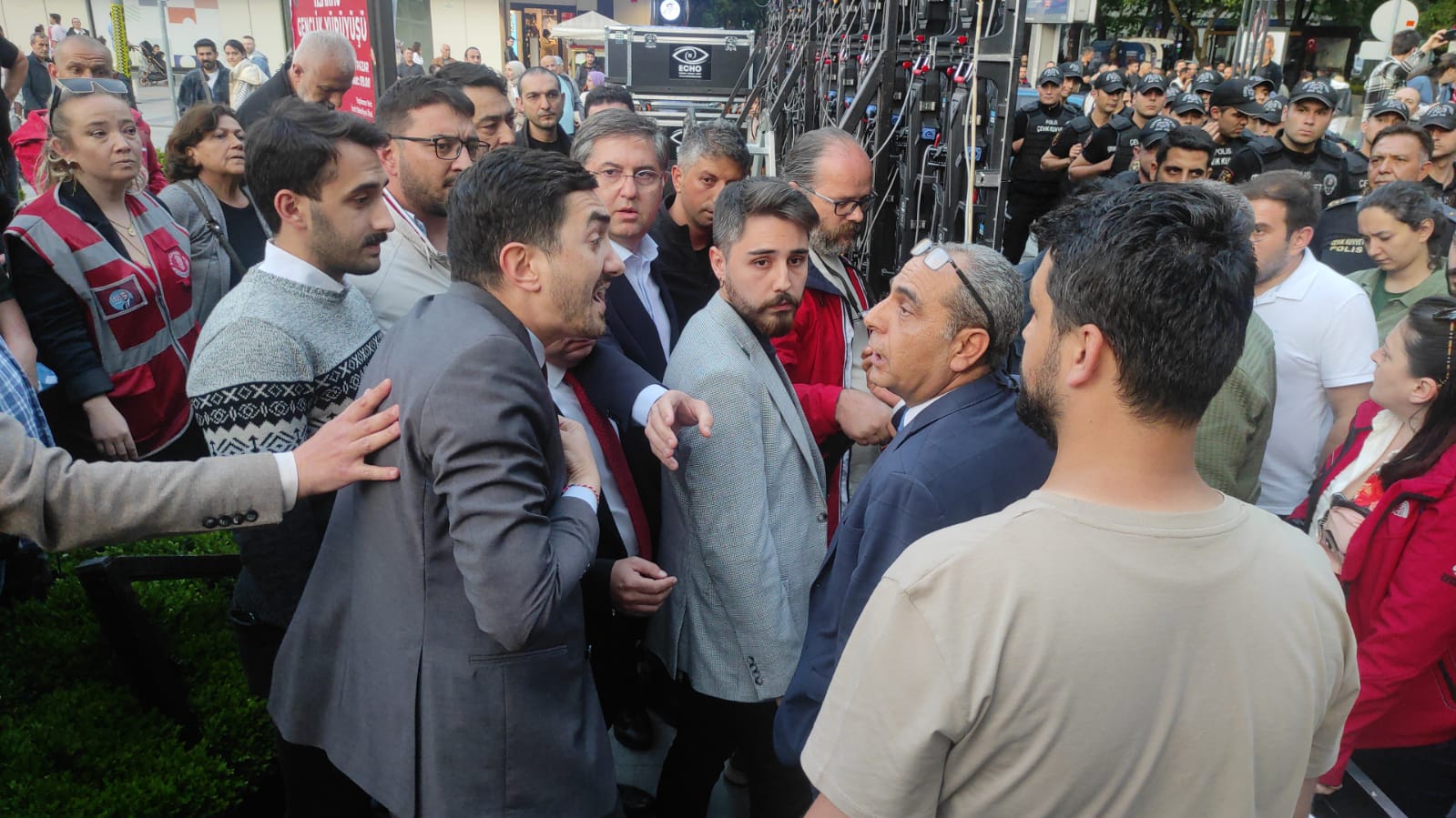 DEMOKRASİ ARENASINDA AKP’NİN PROVOKASYON DANSI