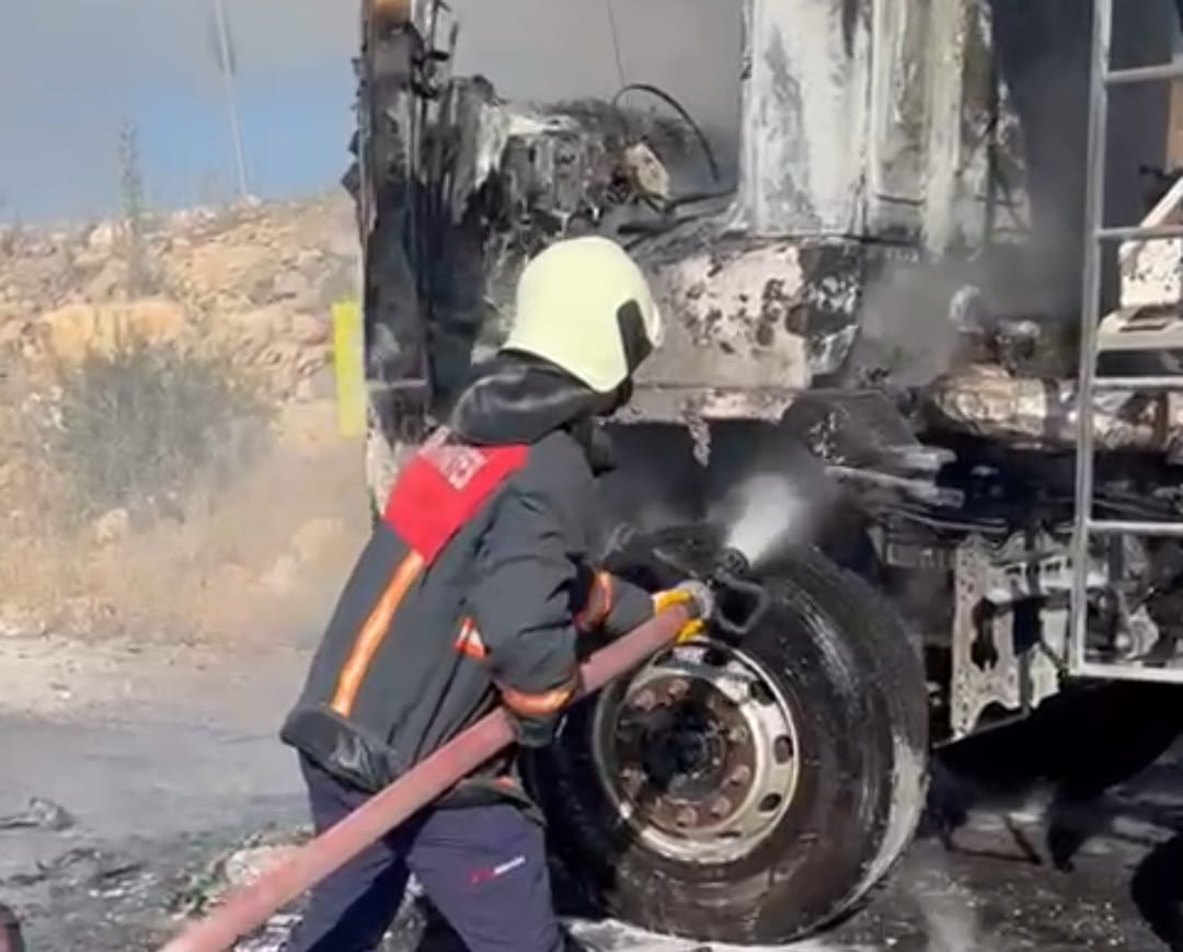 Tarsus’ta Hareket Halinde Olan Kamyonda Yangın Çıktı.