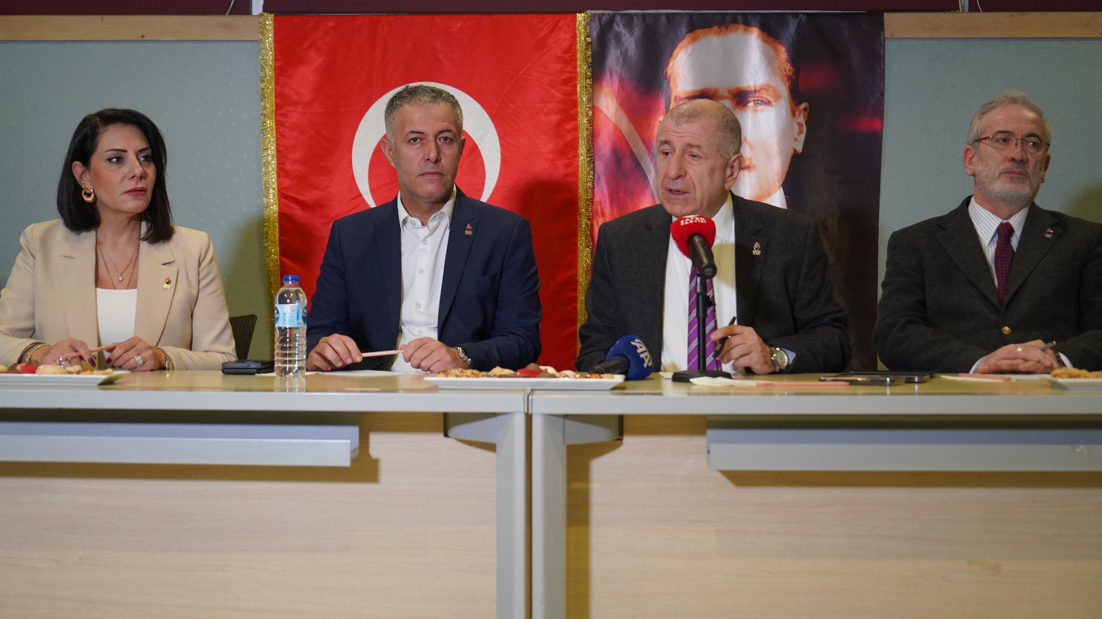 Zafer Partisi Genel Başkanı Prof. Dr. Ümit Özdağ, Adana’da Basın Toplantısı Düzenledi.