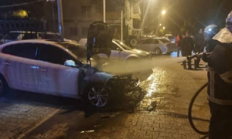 Adana’da Kundaklama: Galeri Önündeki Araç Kullanılamaz Hale Geldi.