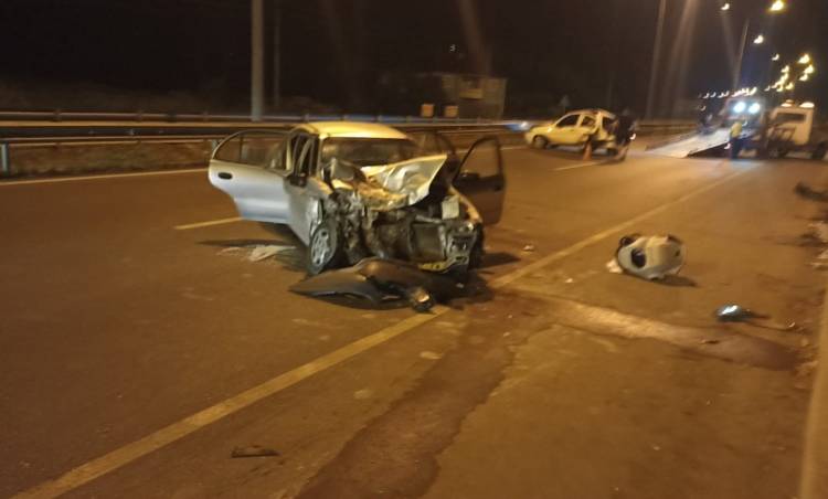 Arıza Yapan Araca Çarpan Otomobildeki 5 Kişi Yaralandı.