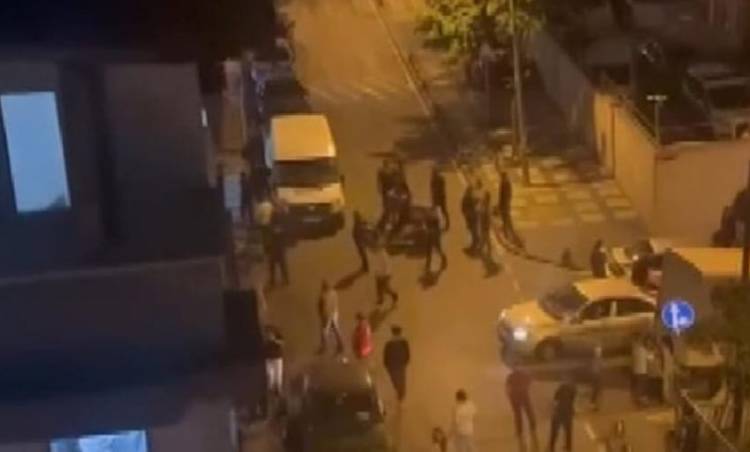 Bağcılar’da Husumetli İki Aile Birbirine Girdi: 4 Polis Ve 1 Bekçi Yaralandı.