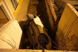 OTOMOBİL APARTMAN BAHÇESİNE DÜŞTÜ: 3 YARALI