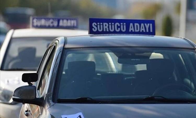 BAŞKASININ YERİNE EHLİYET SINAVINA GİREN 8 KİŞİ YAKALANDI.