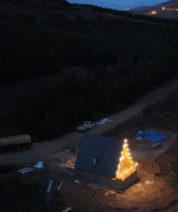 BUNGALOV EVLER PROJESİNİN İLK EVİ TAMAMLANDI