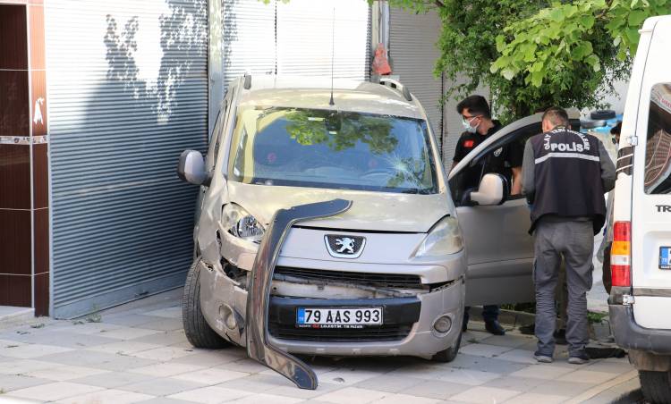 Ehliyetsiz Sürücü Kaldırımdaki Yayalara Çarptı.