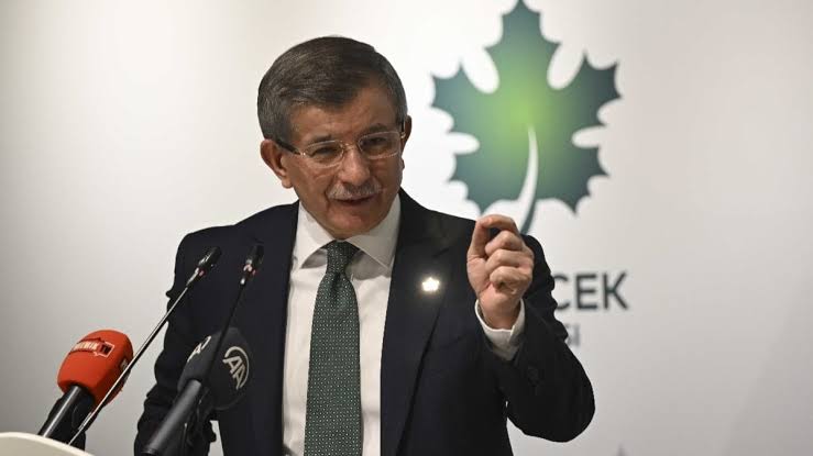 Davutoğlu, Beştepe’ye bayrak açtı
