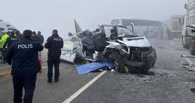 Askeri kamyonet TIR’a çarptı: 1’i astsubay 2 asker şehit