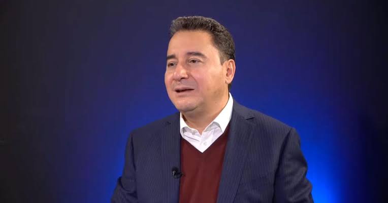 “Cumhurbaşkanı Ali Babacan” sloganları sonrası ceketini çıkardı. Adaylık Sinyali mi?