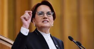 Akşener’den Erdoğan’a zehir zemberek sözler…  Kürsüye mermilerle çıkan Meral Akşener, konuşması esnasında hepsini etrafa saçtı.