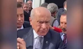 Devlet Bahçeli bu kez de depremzedeleri azarladı.