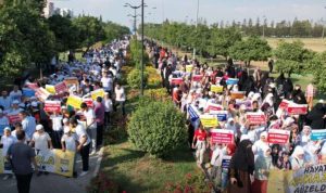 Çocuklara sokakta namaz kıldıran platform Adana’da yüzlerce çocuğa namaz kıldırdı.