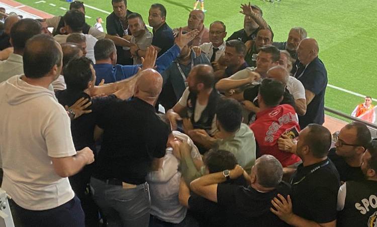 Kasımpaşa-Ankaragücü Maçında Protokolde Yumruk Yumruğa Kavga