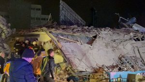 Konya’da 3 katlı bina çöktü Enkaz 5 kişi olduğu söyleniyor