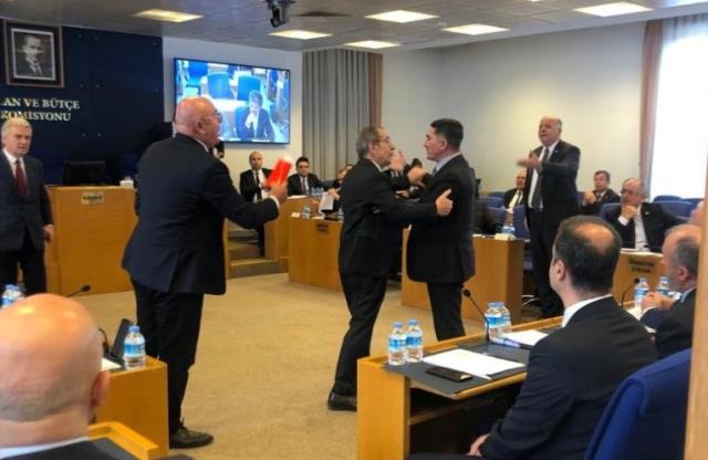 Memur ve emekliye yapılan zam Meclis’i karıştırdı! CHP’li ve AK Partili vekiller birbirlerinin üzerine yürüdü